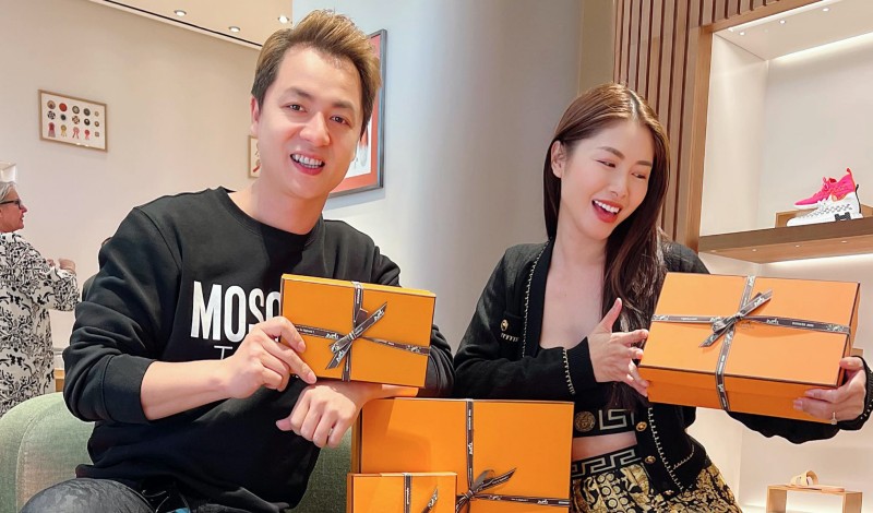 Xuýt xoa loạt đồ hiệu vợ chồng Đăng Khôi “tậu” tại châu Âu