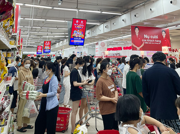 Tối 25/9, rất đông người dân Đà Nẵng đã đổ xô đến các siêu thị mua đồ dự trữ để ứng phó với bão Noru.