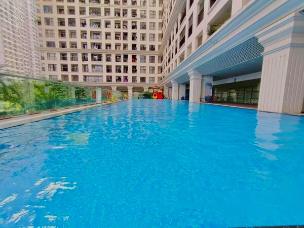 Bể bơi trong xanh là điểm đến được cư dân yêu thích vào những ngày hè