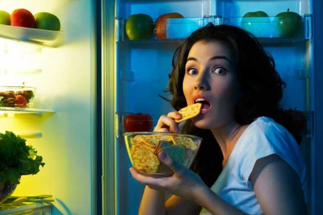 5 thói quen sau 9 giờ tối tàn phá dạ dày và não bộ của bạn, nhất là điều thứ 2 nhiều người mắc