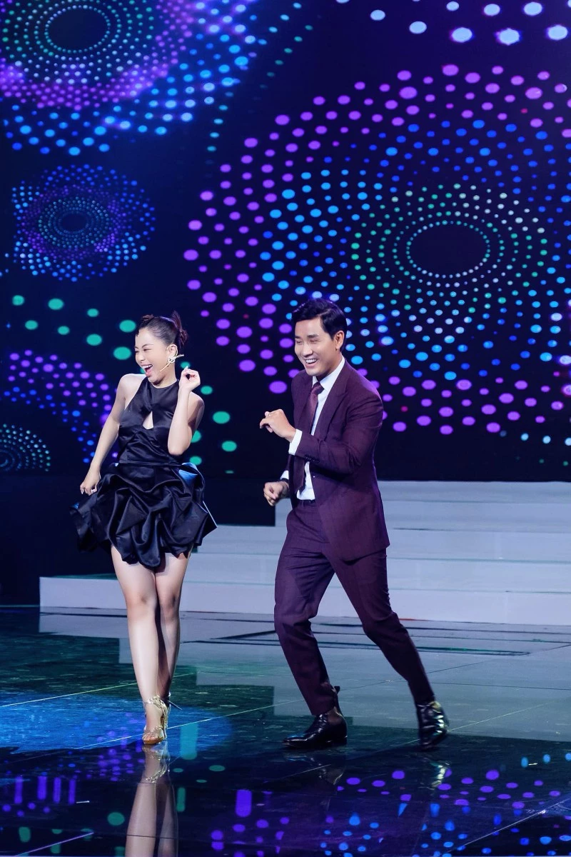 Nam MC không ngại rời "ghế nóng" lên sân khấu nhảy cùng thí sinh Nam MC không ngại rời "ghế nóng" lên sân khấu nhảy cùng thí sinh