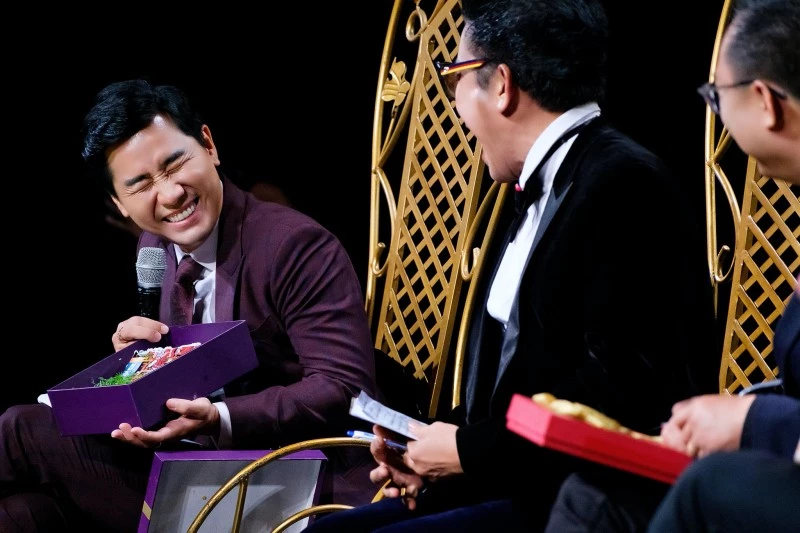 Nam MC thích thú trước món quà độc đáo của thí sinh. Nam MC thích thú trước món quà độc đáo của thí sinh.