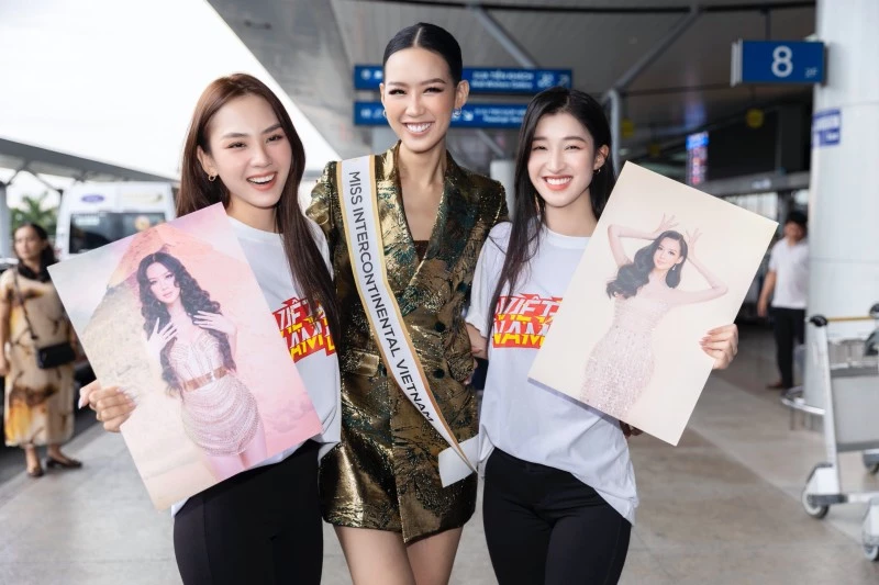 Hoa hậu Mai Phương và Á hậu Phương Nhi ra sân bay chúc mừng Bảo Ngọc Hoa hậu Mai Phương và Á hậu Phương Nhi ra sân bay chúc mừng Bảo Ngọc