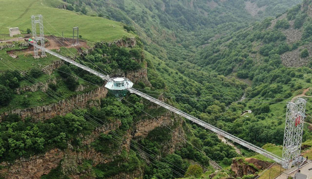 Cầu kính treo lơ lửng trên hẻm núi ở Georgia