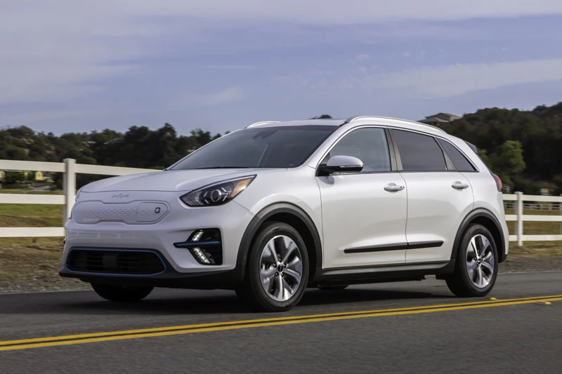 4. Kia Niro EV (phạm vi hoạt động mỗi lần sạc đầy: 385 km). 