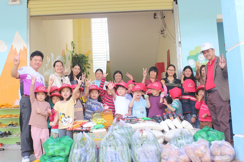 Đoàn cũng đã đến thăm và tặng nhu yếu phẩm hàng tháng cho Trường Mầm non Long Long.