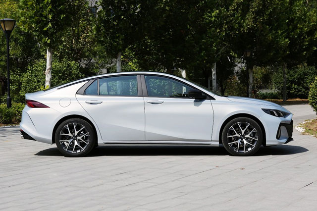 Sedan hạng C giá rẻ ngang Kia Morning ra mắt, có bản hybrid đấu Mazda 3, Kia K3
