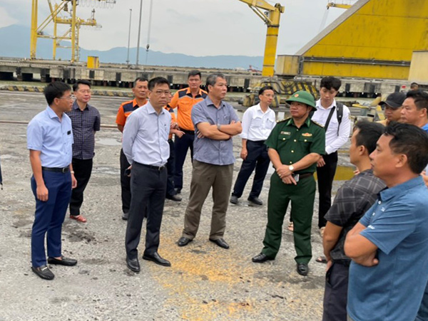 Thứ trưởng Nguyễn Xuân Sang cùng đoàn công tác của Bộ GTVT kiểm tra thực tế 10 tàu hàng nội địa đang neo đậu tại khu vực vịnh Đà Nẵng