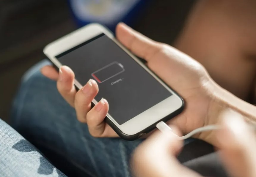 99% người dùng điện thoại sạc sai cách khiến pin nhanh chai