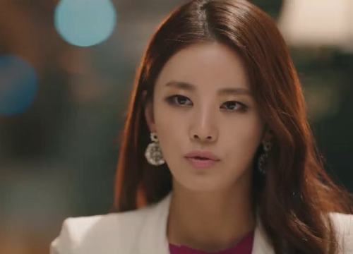 Biết em chồng đến chơi, tôi cất công chuẩn bị mâm cơm thịnh soạn, ngờ đâu khi thấy món tôm rang, cô ấy giận dỗi tố cáo tôi với cả nhà