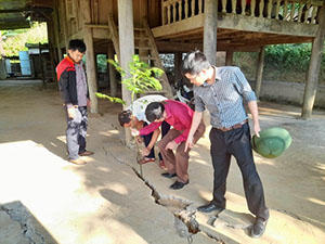 Nghệ An: Xuất hiện vết nứt lớn, khẩn cấp di dời 11 hộ dân trong xã