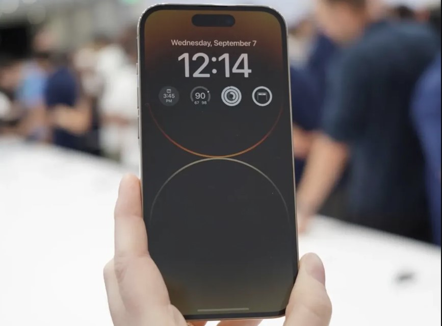 Always-On-Display của iPhone có một điểm cực hay mà điện thoại Android chưa có