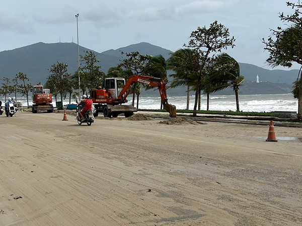 Sau bão, tuyến đường du lịch ven biển Đà Nẵng bị phủ lớp cát dầy