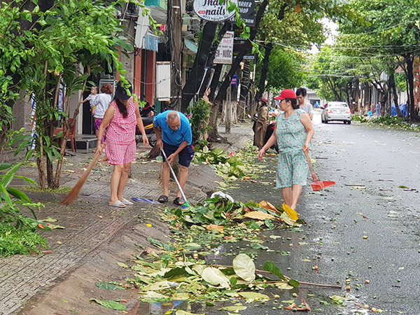 Người dân cũng tích cực tham gia dọn dẹp vệ sinh môi trường sau bão