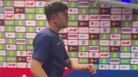 Maguire làm gì trước khi tập tễnh rời Wembley sau trận đấu thảm họa?