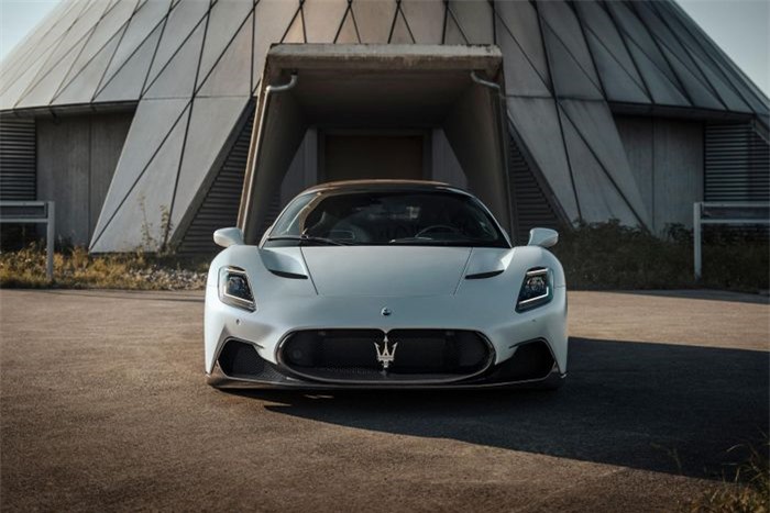  Hãng độ vẫn giữ nguyên các thiết kế chủ đạo của Maserati. Các chi tiết ngoại thất như viền khe gió, cản trước... được làm từ sợi carbon. 