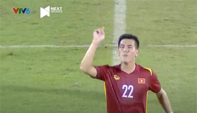 Theo khẩu hình dựa trên video, Tiến Linh đã xin phép không ra sân bởi một cầu thủ khác của ĐT Việt Nam đang bị đau. Đó là Đoàn Văn Hậu. 