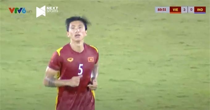 Trước tín hiệu từ phía Tiến Linh, HLV Park Hang Seo đã đồng ý để anh tiếp tục thi đấu. 2 phút sau, Văn Hậu được rút ra nghỉ.