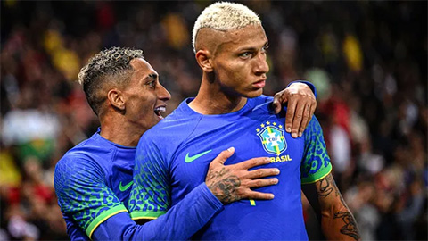 Richarlison bị ném chuối sau khi chọc thủng lưới Tunisia