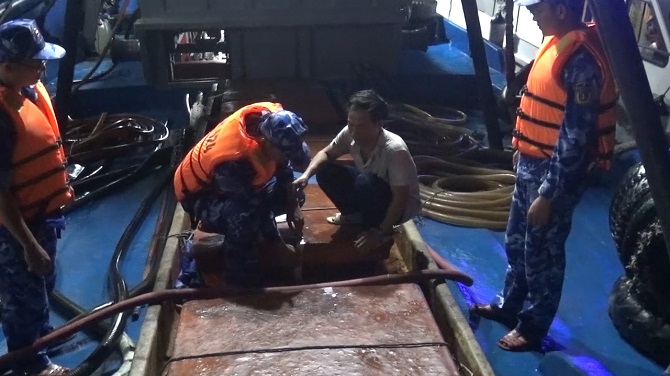 Cảnh sát biển 4 phát hiện tàu cá mang số hiệu TG 93698 TS chở dầu không rõ nguồn gốc tại vùng biển Nam Đông Nam Hòn Khoai, tỉnh Cà Mau