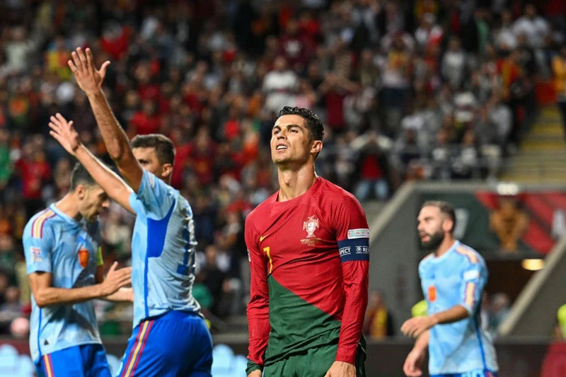 Ronaldo bất lực trước hàng thủ Tây Ban Nha.