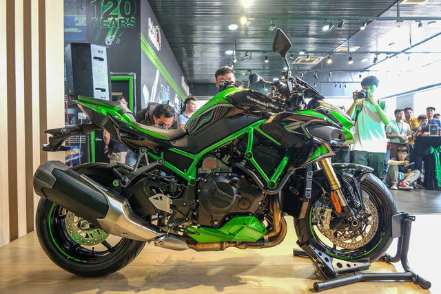 Siêu mô tô "quái thú" của Kawasaki ra mắt tại Việt Nam, giá 770 triệu đồng