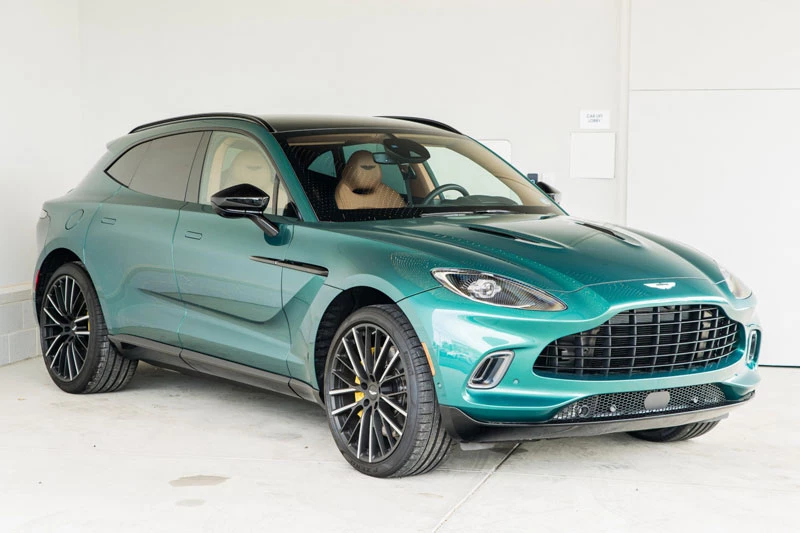 6. Aston Martin DBX 2022.