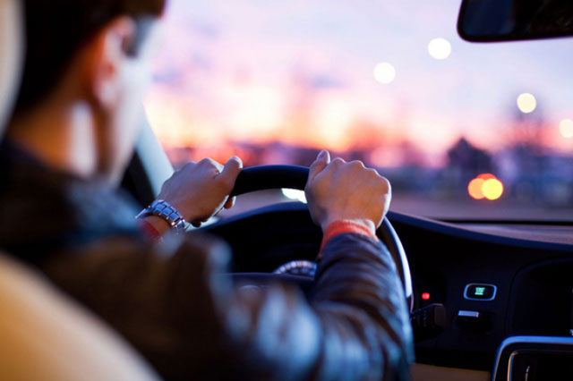 Vợ chồng tôi vừa mua xe ô tô, mẹ chồng đã dẫn em chồng đến nhờ vả một chuyện trớ trêu và nực cười