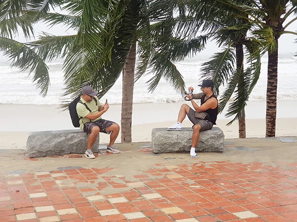 Các du khách nước ngoài hào hứng chụp cho nhau những bức ảnh bên biển Đà Nẵng ngay sau khi bão Noru vừa tan