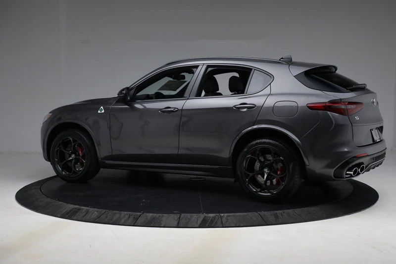 9. Alfa Romeo Stelvio Quadrifoglio 2022.