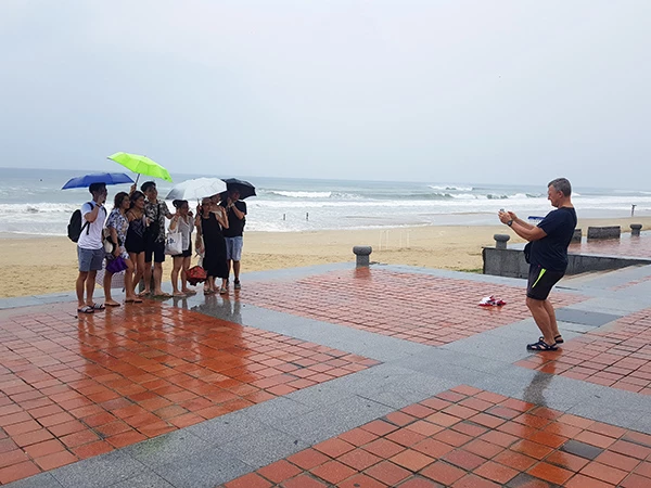 Họ đã có những trải nghiệm khó quên bên biển Đà Nẵng ở thời điểm một cơn bão lớn sắp đổ bộ