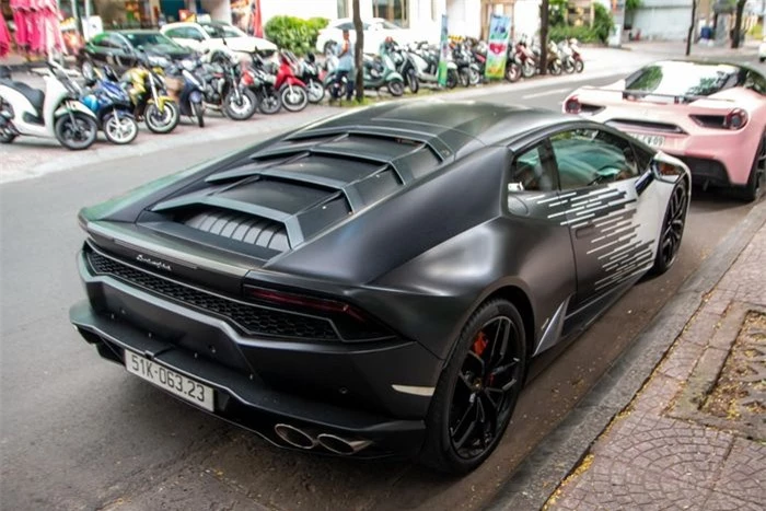  Cung cấp sức mạnh cho Lamborghini Huracan LP 610-4 là khối động cơ V10, dung tích 5.2L hút khí tự nhiên, sản sinh công suất 610 mã lực và 560 Nm mô-men xoắn. Kết hợp với hộp số bán tự động ly hợp kép 7 cấp và hệ dẫn động 4 bánh, xe có thể đạt vận tốc 100 km/h từ trạng thái tĩnh trong 3,2 giây, tốc độ tối đa 325 km/h. 