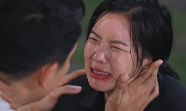 Nửa đêm em chồng xách một cái túi đến nhà tôi, vừa ngó nhìn, tôi đã giật mình run sợ