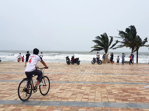 Và ngay sau khi bão tan, người dân và du khách liền trở lại với biển Đà Nẵng