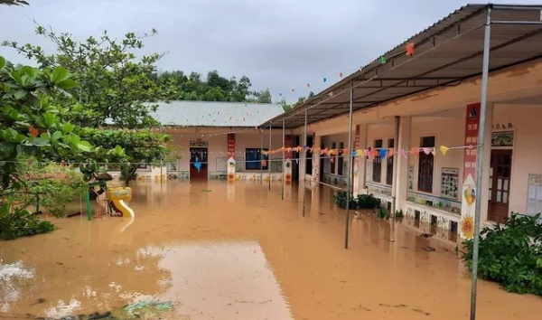 Nghệ An: Mưa lớn ngập sâu, hơn 300 trường cho học sinh nghỉ học