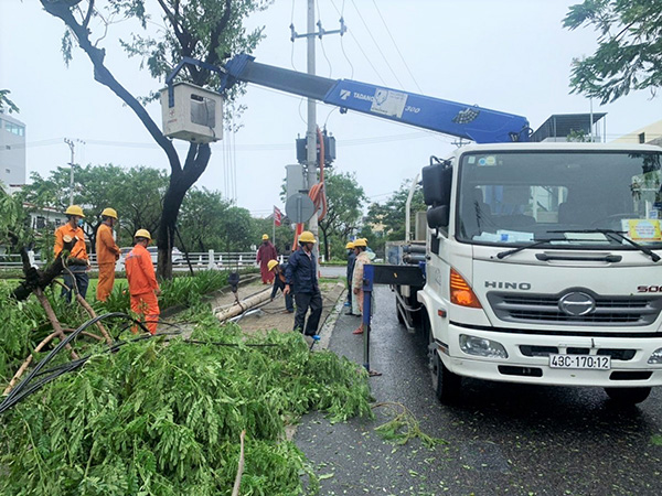 Điện lực Đà Nẵng (thuộc EVNCPC) khẩn trương khôi phục cấp điện cho khách hàng sau bão Noru.