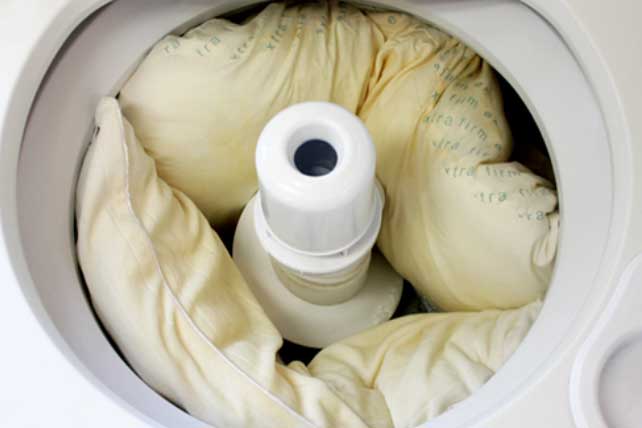 Bỏ thứ này vào giặt cùng, ruột gối ố vàng đến mấy cũng được tẩy trắng sáng như mới