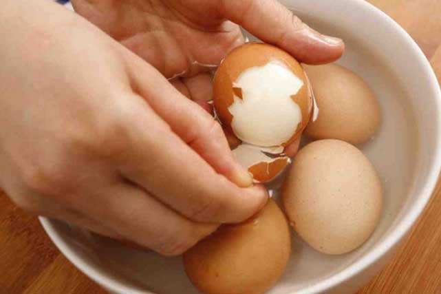 Luộc trứng cứ bỏ thêm một thứ này vào nồi để trứng thơm ngậy, dễ bóc, đơn giản mà không phải ai cũng biết