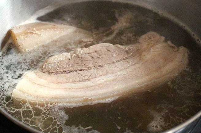 4 sai lầm ai cũng mắc phải khi luộc thịt lợn khiến độc tố ngấm vào trong, chất bổ trôi ra ngoài