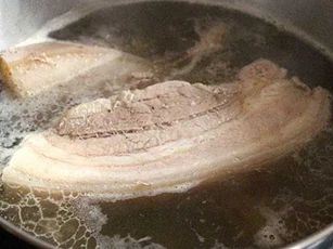 4 sai lầm ai cũng mắc phải khi luộc thịt lợn khiến độc tố ngấm vào trong, chất bổ trôi ra ngoài