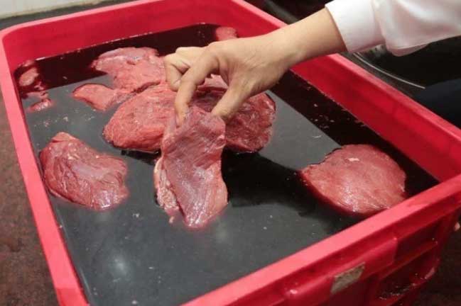 Mách chị em bí quyết khiến thịt cá ‘tắm’ hóa chất ‘lộ nguyên hình’