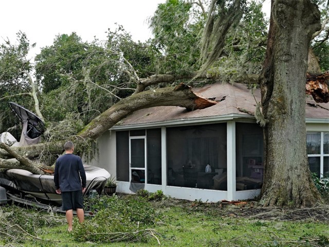 Bão Ian tại Mỹ: Nhiều người bị mắc kẹt, mạng lưới điện bị sập và thiệt hại trên diện rộng ở Florida - Ảnh 1.