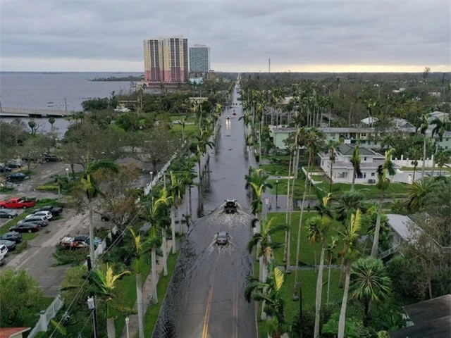 Bão Ian tại Mỹ: Nhiều người bị mắc kẹt, mạng lưới điện bị sập và thiệt hại trên diện rộng ở Florida - Ảnh 2.