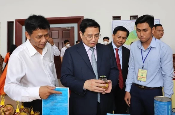 Thủ tướng Phạm Minh Chính thăm quan gian hàng nông sản của công ty TECHPAL tại hội nghị xúc tiến đầu tư tỉnh Sóc Trăng.