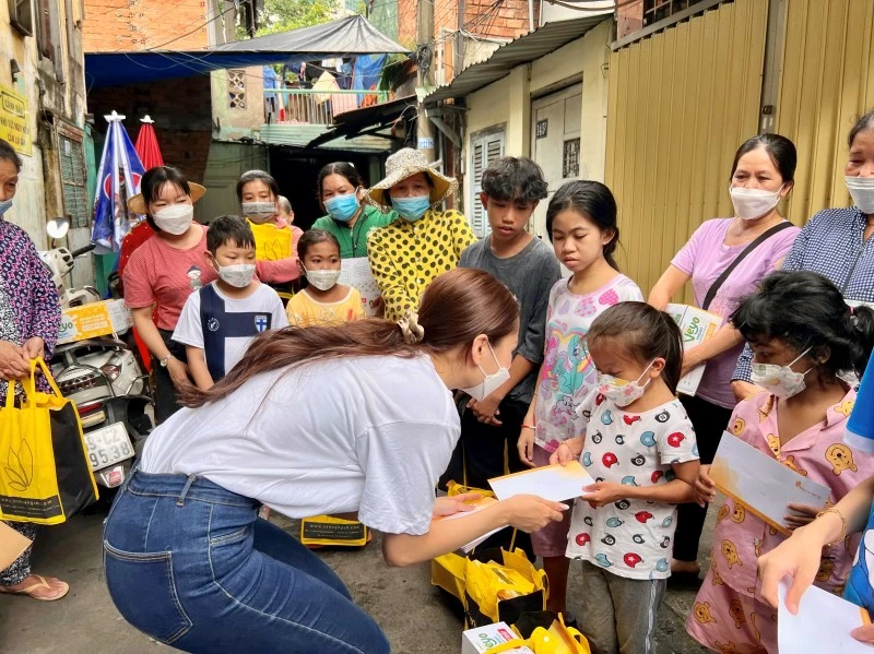 Nàng hậu trao quà động viên các em nhỏ.