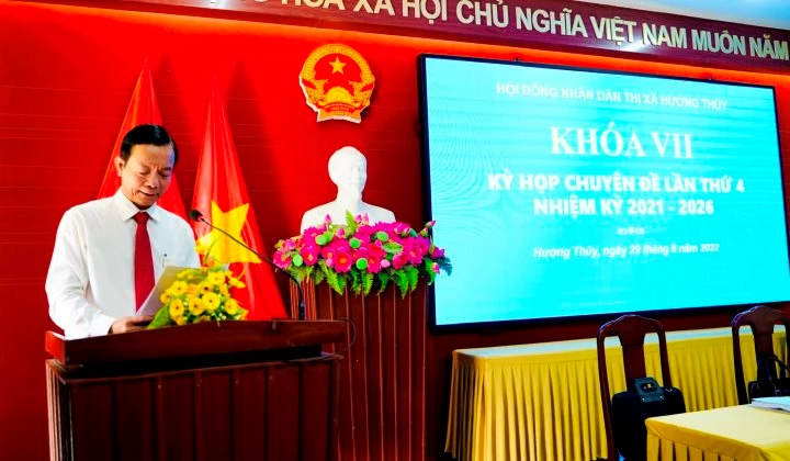 Phó Bí thư Thường trực Thị ủy, Chủ tịch HĐND thị xã Đỗ Xuân Giao phát biểu tại kỳ họp