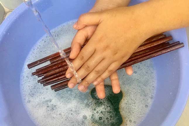 Rửa đũa kiểu này chẳng khác gì "mở cửa" cho vi khuẩn tấn công, đa số người Việt vẫn mắc phải