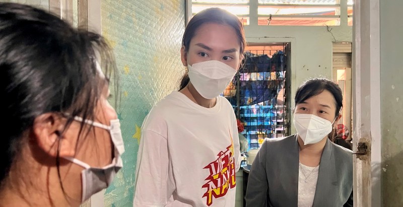 Hoa hậu Mai Phương miệt mài đi từ thiện sau đăng quang