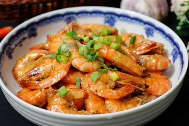 Muốn tôm rang béo ngậy thơm ngon, hãy học đầu bếp ngoài hàng thủ sẵn "nguyên liệu bí mật" này