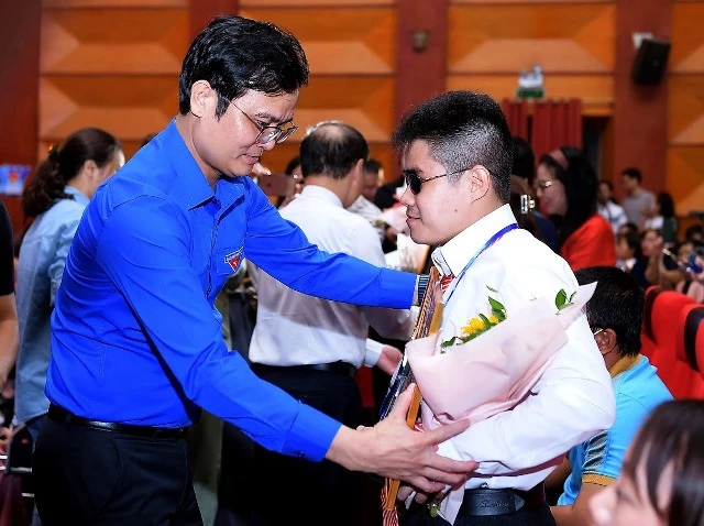 Bí thư thứ nhất Trung ương Đoàn Bùi Quang Huy trao bằng khen tặng thanh niên khuyết tật tiêu biểu.